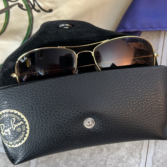 Ray Ban Aviators Sunglasses gold tone frame with a case - Picture 4 of 16